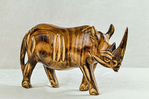 sculpture bois rhinoceros